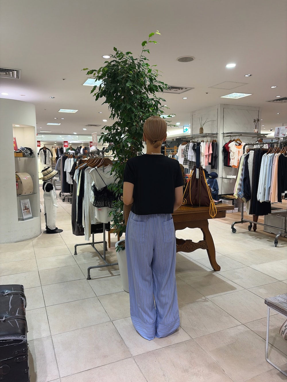ブラック系のTシャツ/カットソー、ブラウン系のトートバッグ、ブルー系のその他パンツを着用したレディースの夏コーディネートの3枚目の写真