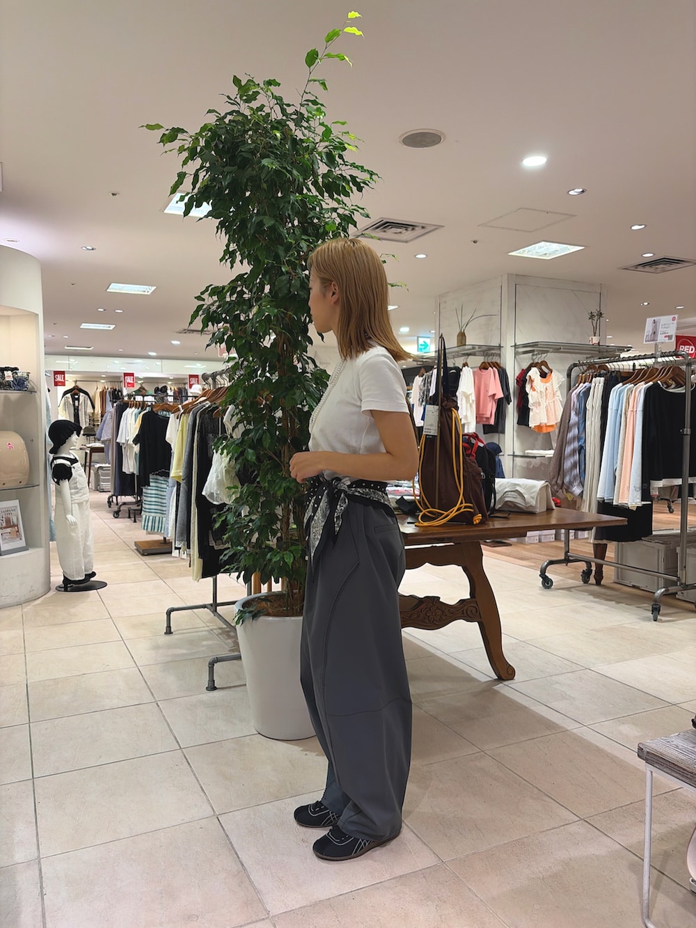 グレー系のその他パンツ、ブラック系のバンダナ/スカーフを着用したレディースの夏コーディネートの2枚目の写真