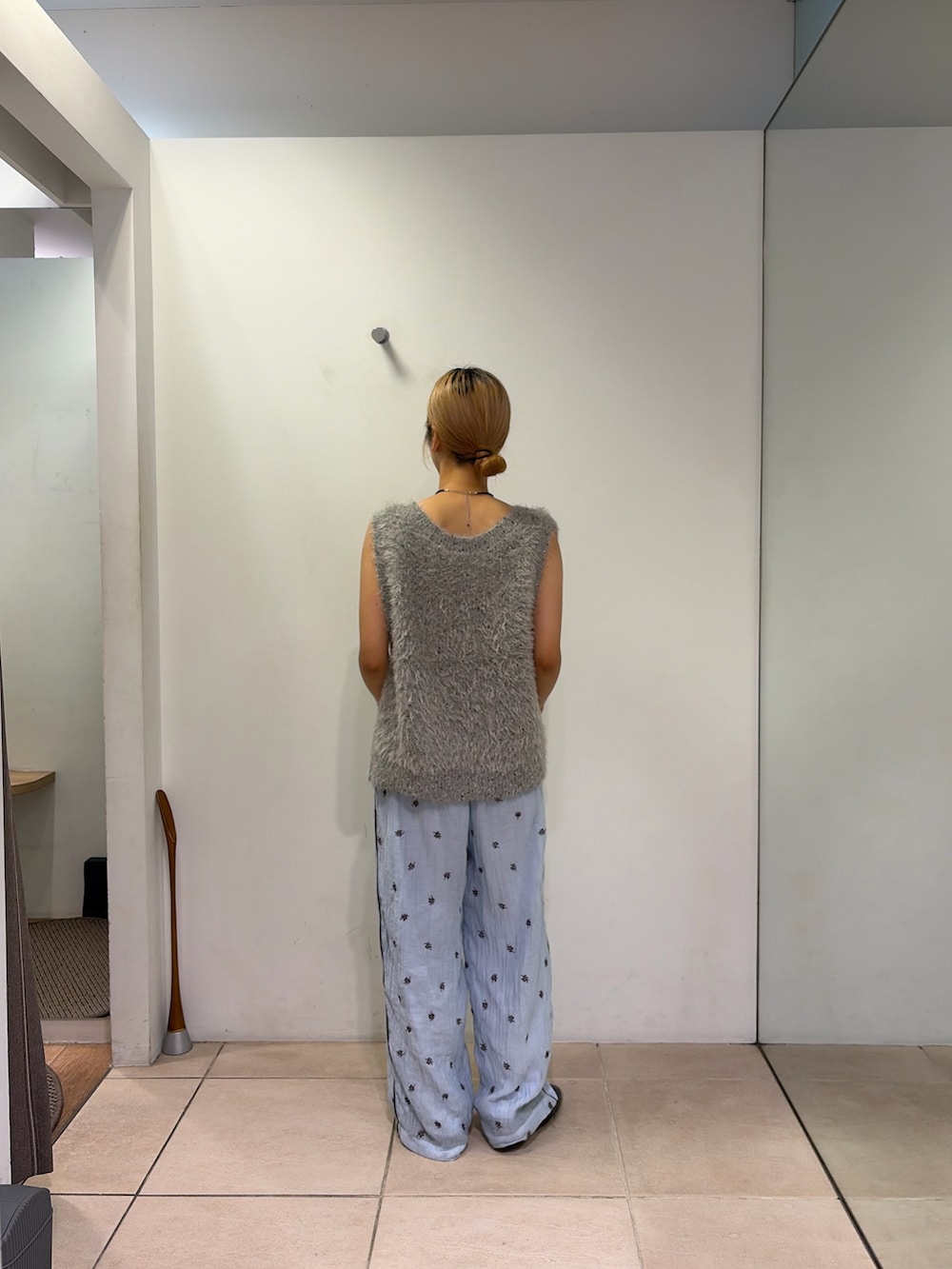 グレー系のベスト、ブルー系のその他パンツを着用したレディースの夏コーディネートの2枚目の写真