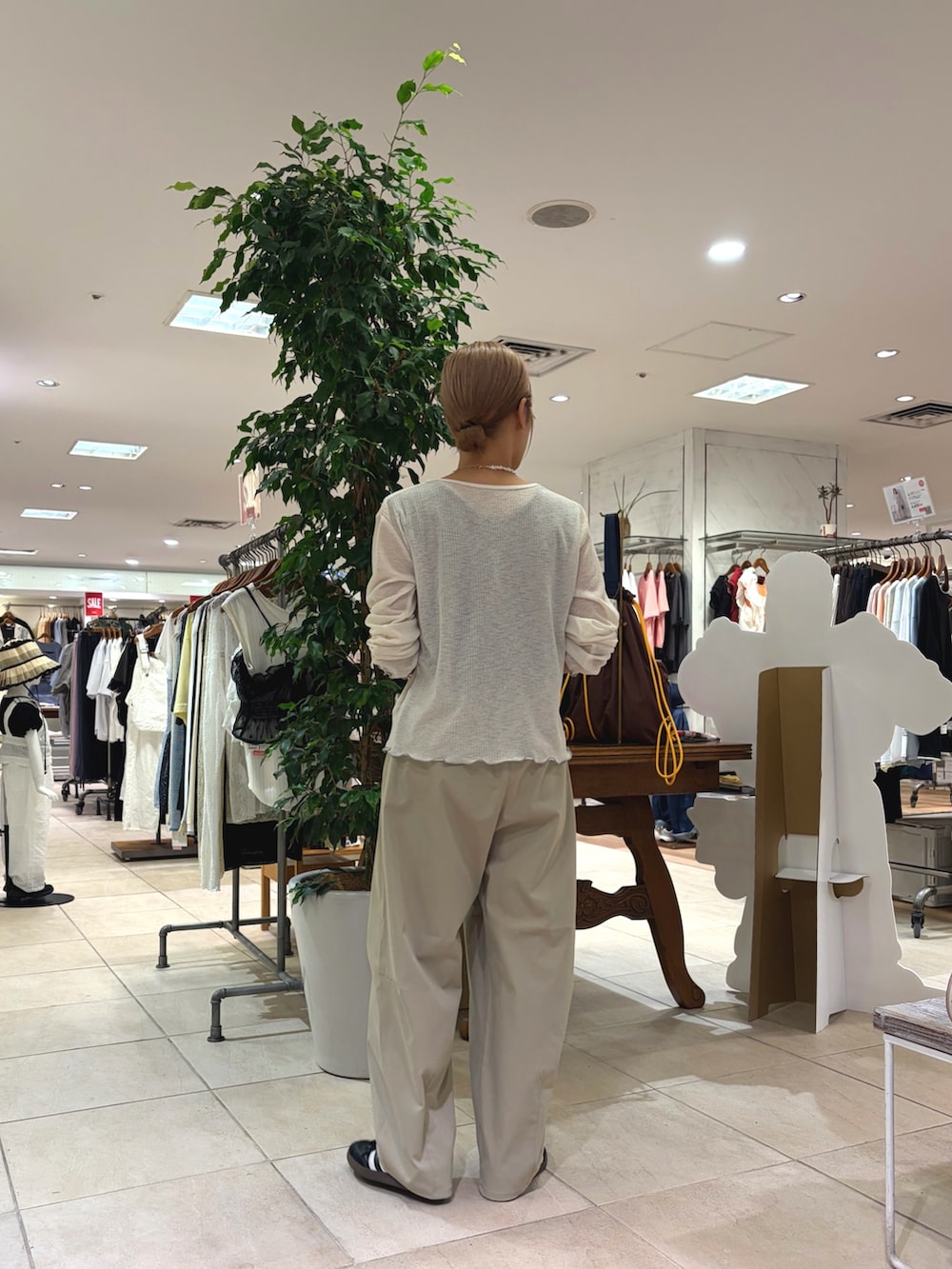 ホワイト系のカーディガン/ボレロ、グリーン系のその他パンツを着用したレディースの夏コーディネートの2枚目の写真