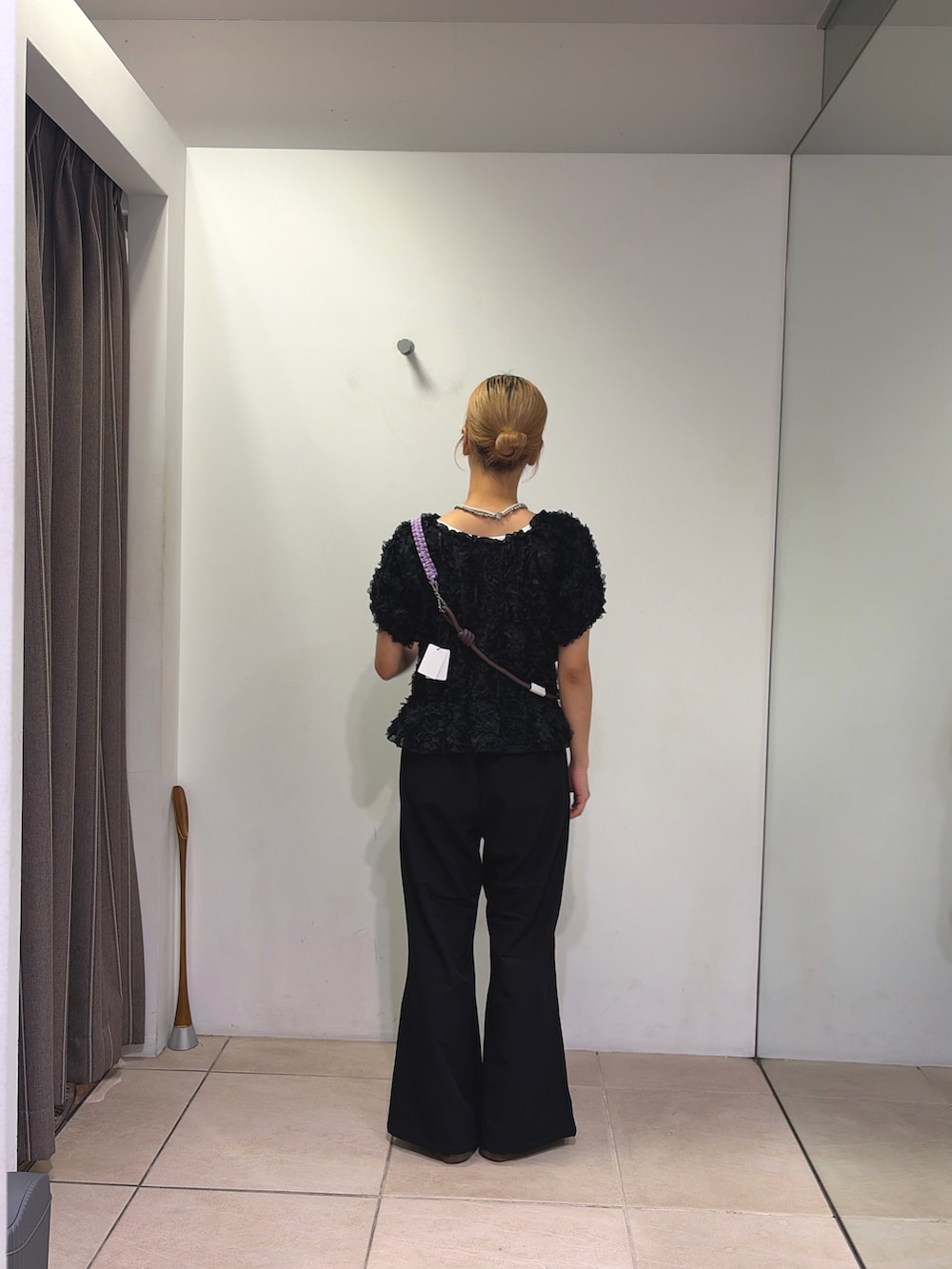 ブラック系のシャツ/ブラウス、ブラック系のデニムパンツ、パープル系のスマホグッズを着用したレディースの夏コーディネートの3枚目の写真