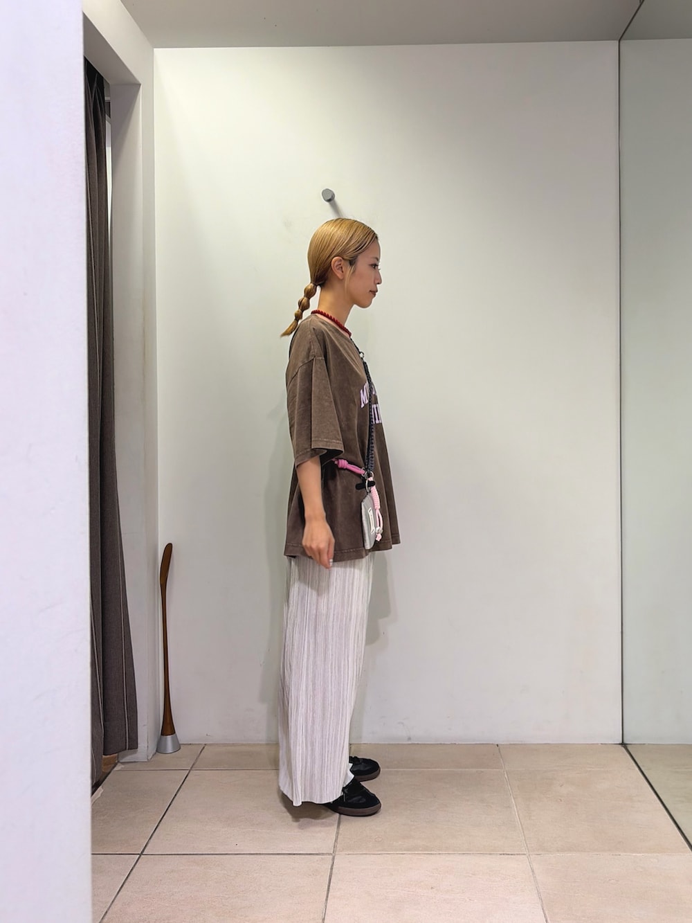 ブラウン系のTシャツ/カットソー、ホワイト系のスカート、ピンク系のスマホグッズを着用したレディースの夏コーディネートの2枚目の写真