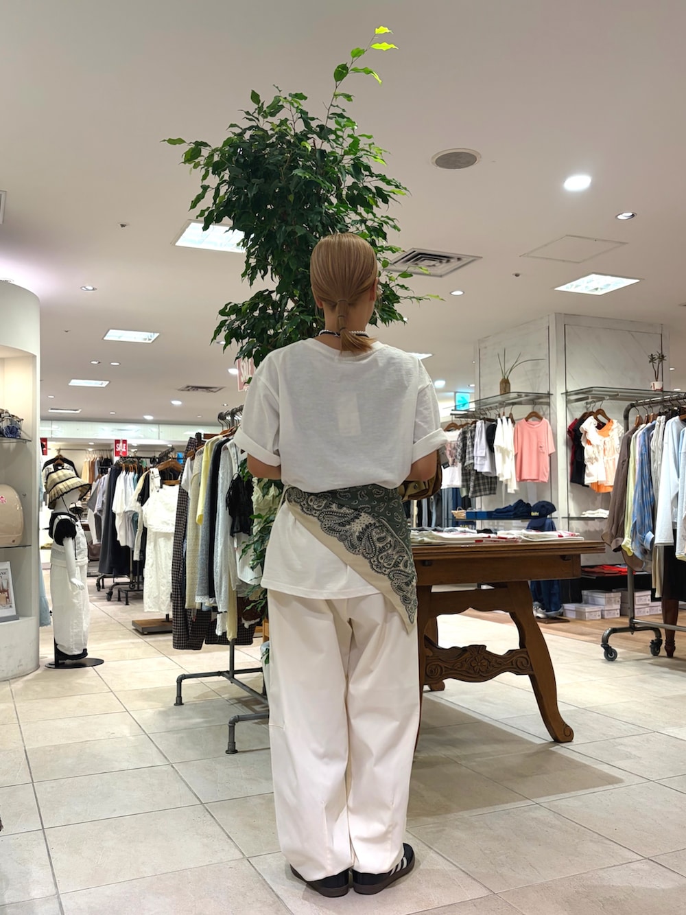 ホワイト系のTシャツ/カットソー、ホワイト系のその他パンツ、グリーン系のバンダナ/スカーフを着用したレディースの夏コーディネートの2枚目の写真