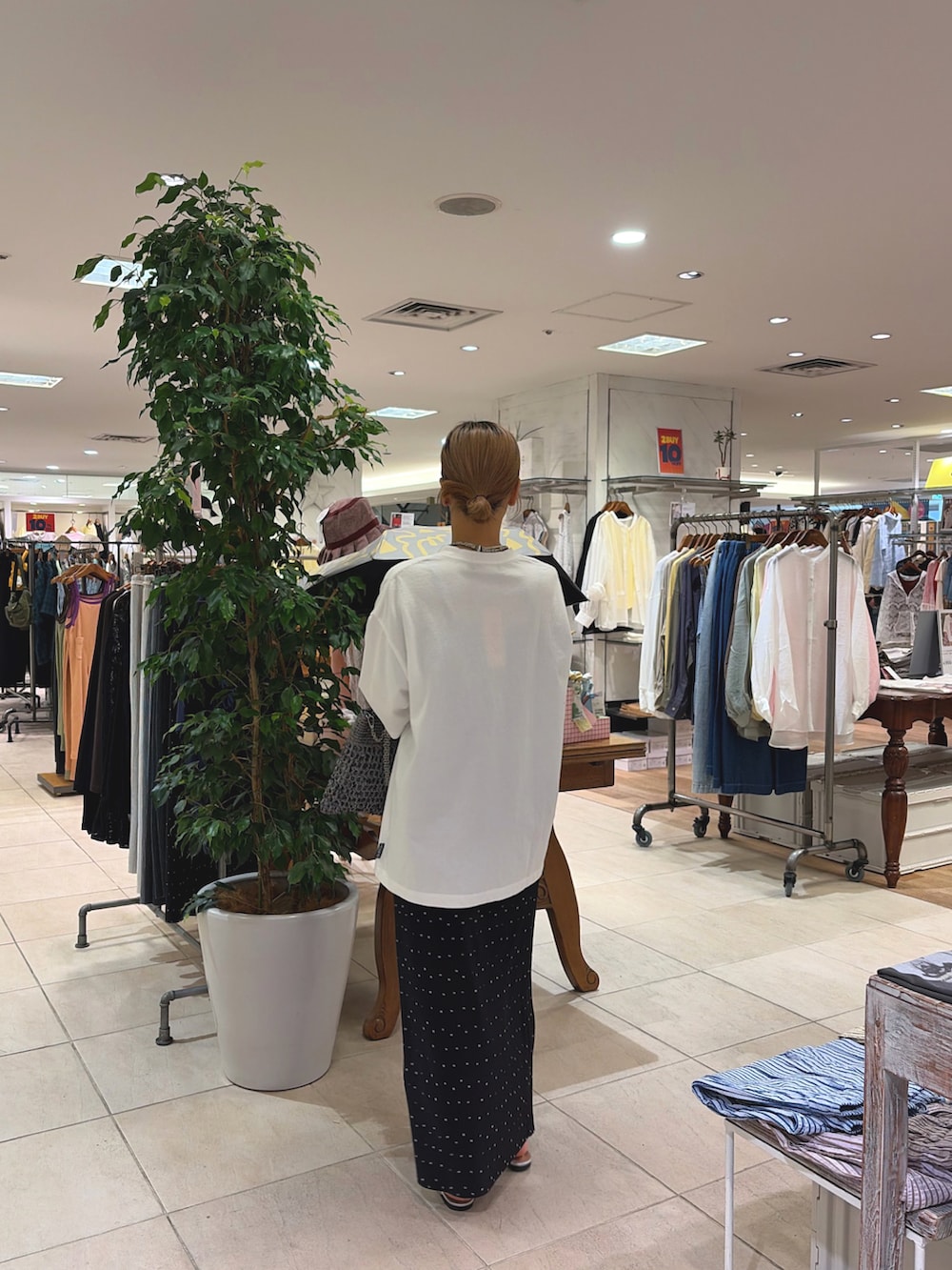 ホワイト系のTシャツ/カットソー、ブラック系のスカート、シルバー系のパンプスを着用したレディースの春コーディネートの2枚目の写真