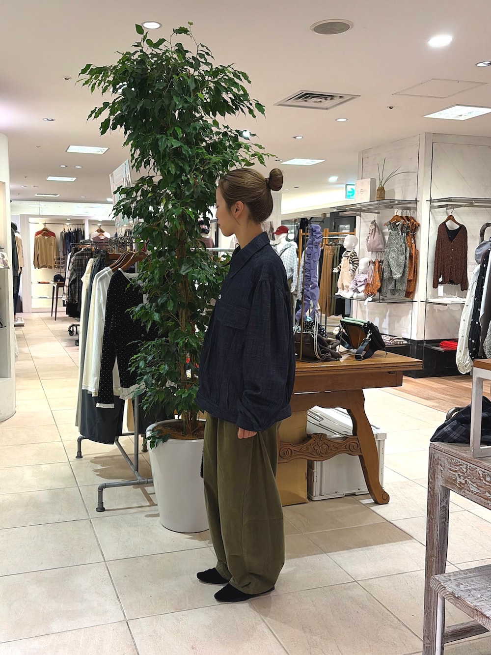 グリーン系のその他パンツ、ブルー系のデニムジャケット、ブラック系のショルダーバッグを着用したレディースの秋コーディネートの2枚目の写真