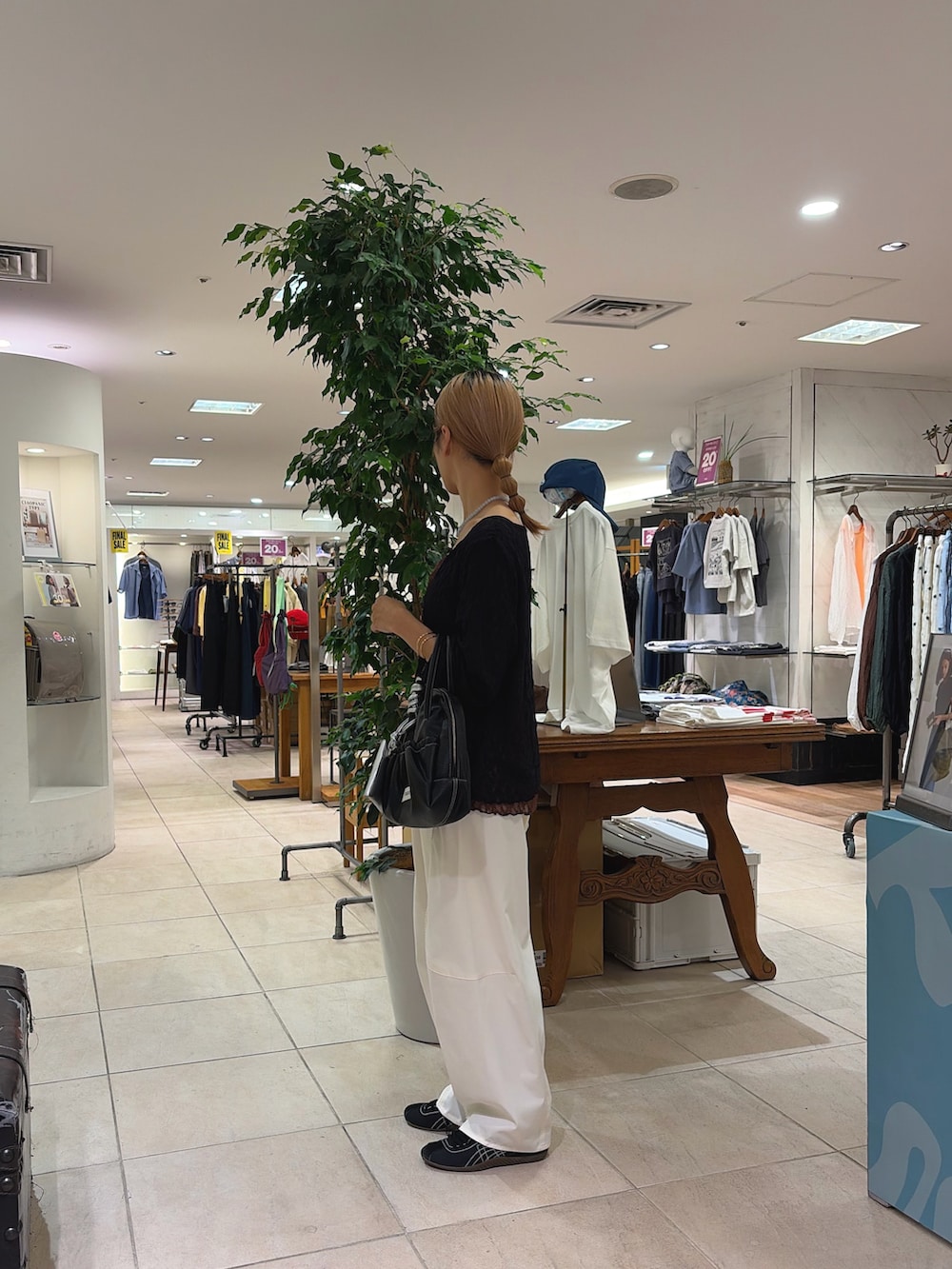 ホワイト系のその他パンツ、ブラック系のカーディガン/ボレロを着用したレディースの夏コーディネートの2枚目の写真