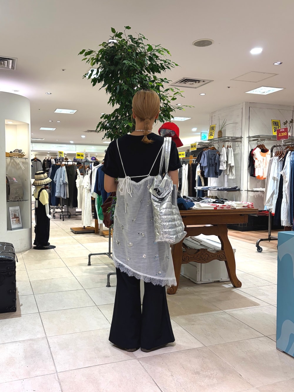 ホワイト系のTシャツ/カットソー、シルバー系のショルダーバッグ、ブラック系のデニムパンツを着用したレディースの夏コーディネートの2枚目の写真