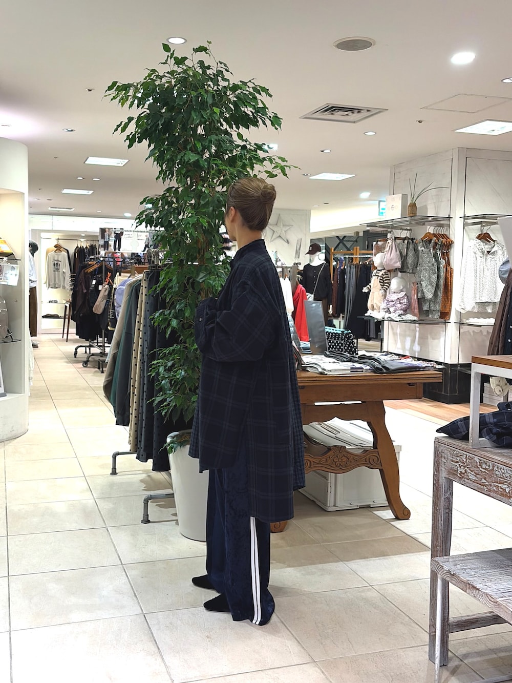 グレー系のスウェット、ブルー系のその他パンツ、ブラック系のパンプスを着用したレディースの秋コーディネートの3枚目の写真