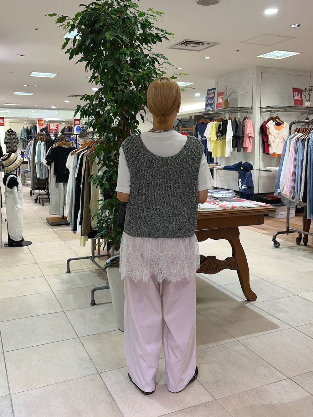 グレー系のベスト、ブラック系のショルダーバッグ、ピンク系のその他パンツを着用したレディースの夏コーディネートの2枚目の写真