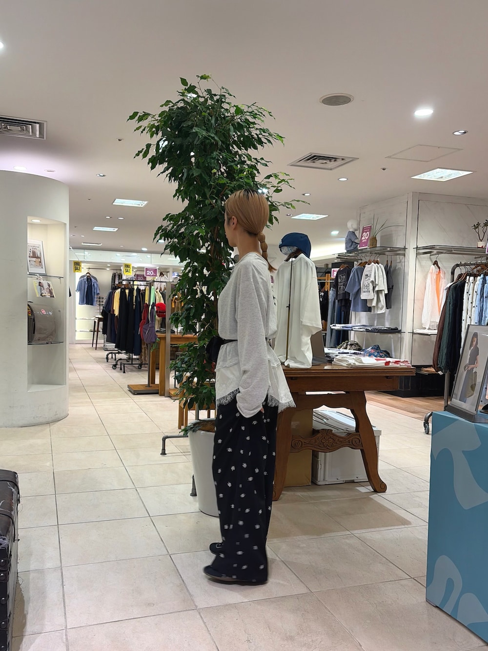 ホワイト系のTシャツ/カットソー、ブラック系のボディバッグ/ウエストポーチ、ブラック系のスラックスを着用したレディースの夏コーディネートの2枚目の写真