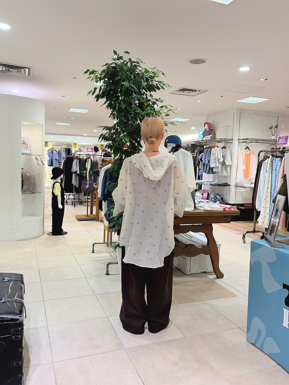 ブラウン系のタンクトップ、グレー系のシャツ/ブラウス、ブラウン系のその他パンツを着用したレディースの夏コーディネートの2枚目の写真