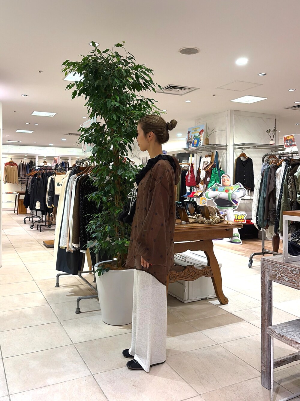 グレー系のその他パンツ、ブラック系のショルダーバッグ、ブラウン系のシャツ/ブラウスを着用したレディースの秋コーディネートの3枚目の写真