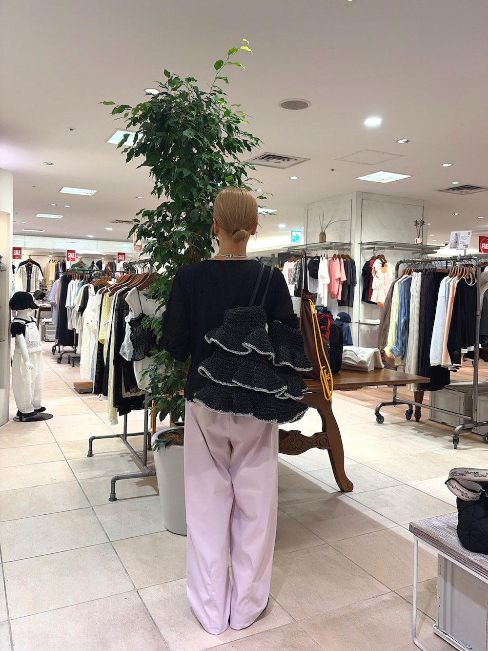 ブラック系のカーディガン/ボレロ、グレー系のタンクトップ、ピンク系のその他パンツを着用したレディースの夏コーディネートの3枚目の写真