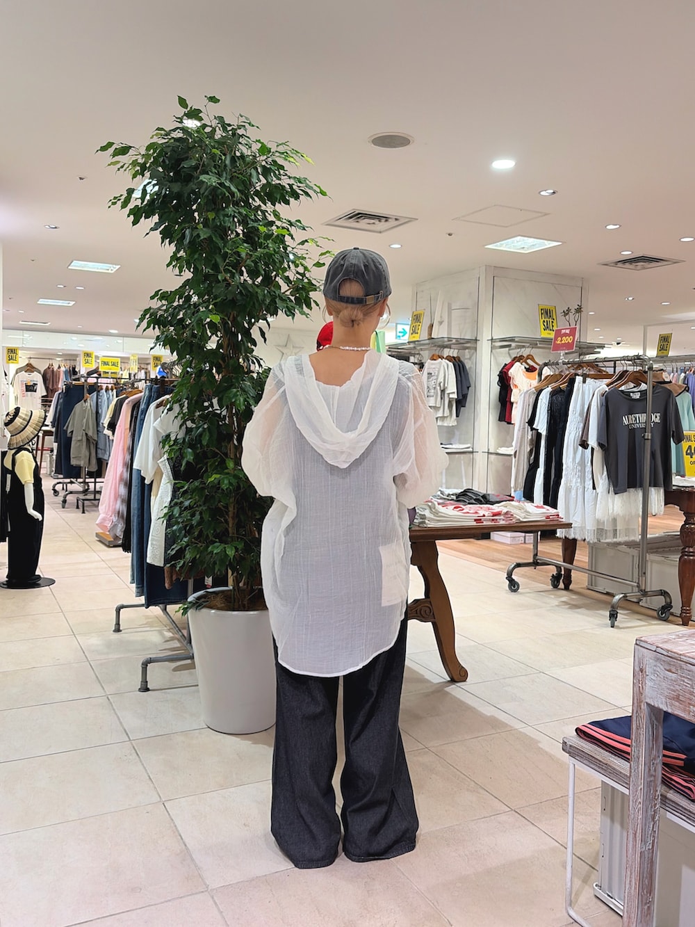 ホワイト系のシャツ/ブラウス、ブルー系のタンクトップ、ブラック系のデニムパンツを着用したレディースの夏コーディネートの2枚目の写真
