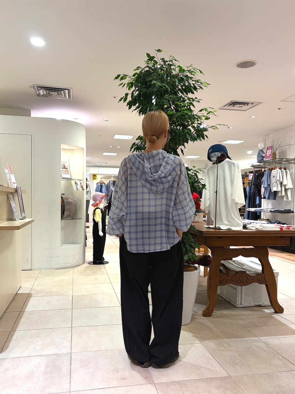 ブルー系のシャツ/ブラウス、ブラック系のその他パンツを着用したレディースの夏コーディネートの2枚目の写真
