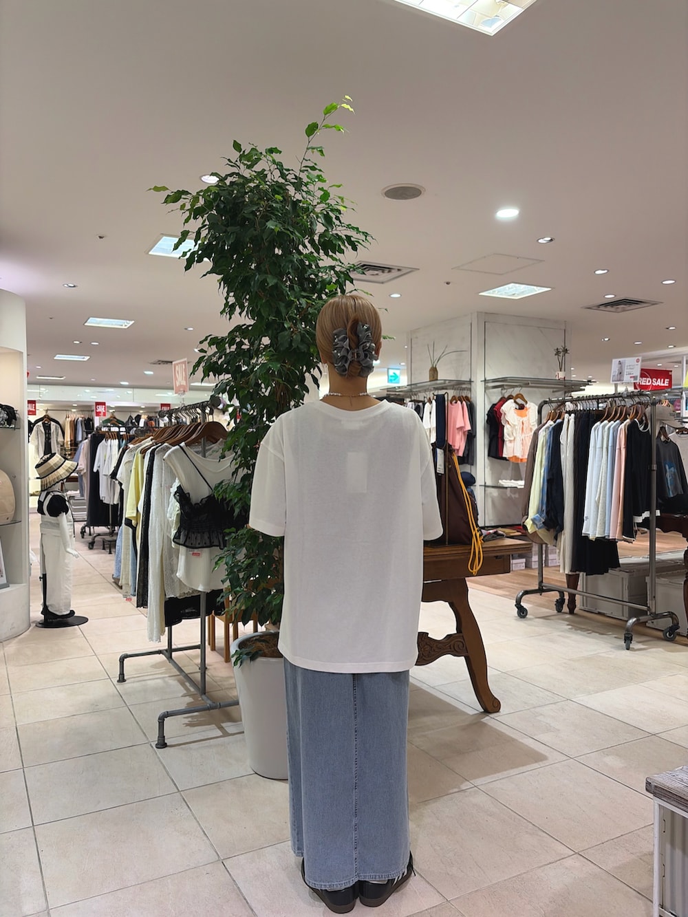 ホワイト系のTシャツ/カットソー、ブラック系のショルダーバッグ、ブルー系のスカートを着用したレディースの夏コーディネートの2枚目の写真