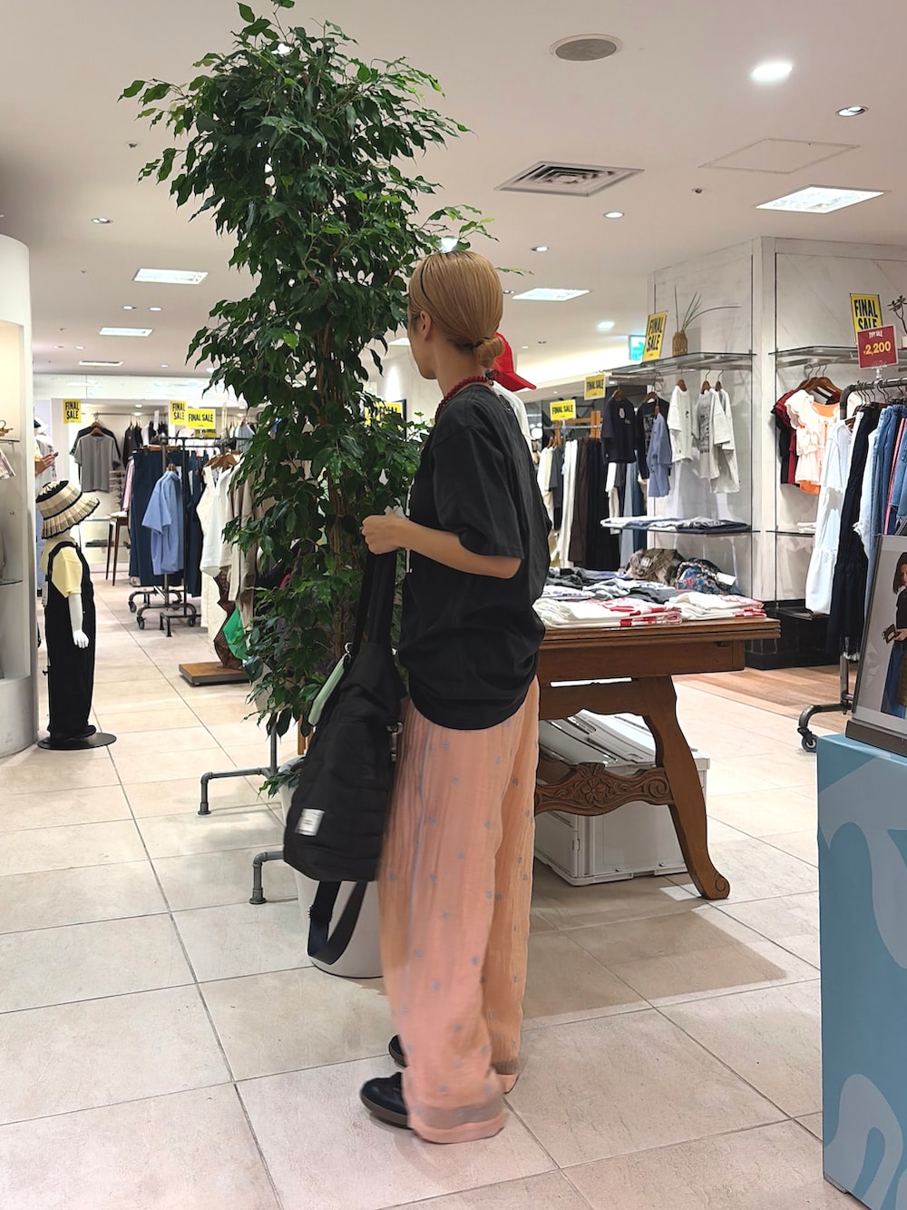 ブラック系のTシャツ/カットソー、ピンク系のその他パンツ、ブラック系のショルダーバッグを着用したレディースの夏コーディネートの3枚目の写真
