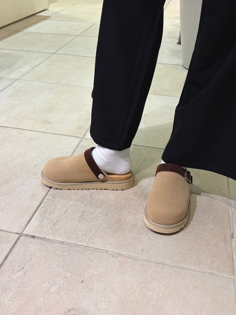 ブラック系のデニムパンツ、グリーン系のショルダーバッグ、ベージュ系のその他シューズを着用したレディースの夏コーディネートの4枚目の写真