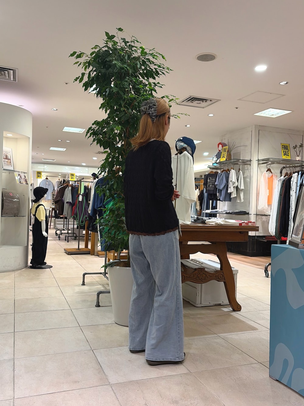 ブラック系のカーディガン/ボレロ、ブルー系のデニムパンツ、ブラック系のショルダーバッグを着用したレディースの夏コーディネートの2枚目の写真