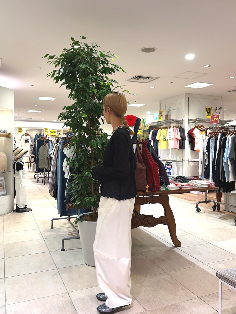 ブラック系のカーディガン/ボレロ、ホワイト系のその他パンツを着用したレディースの夏コーディネートの3枚目の写真