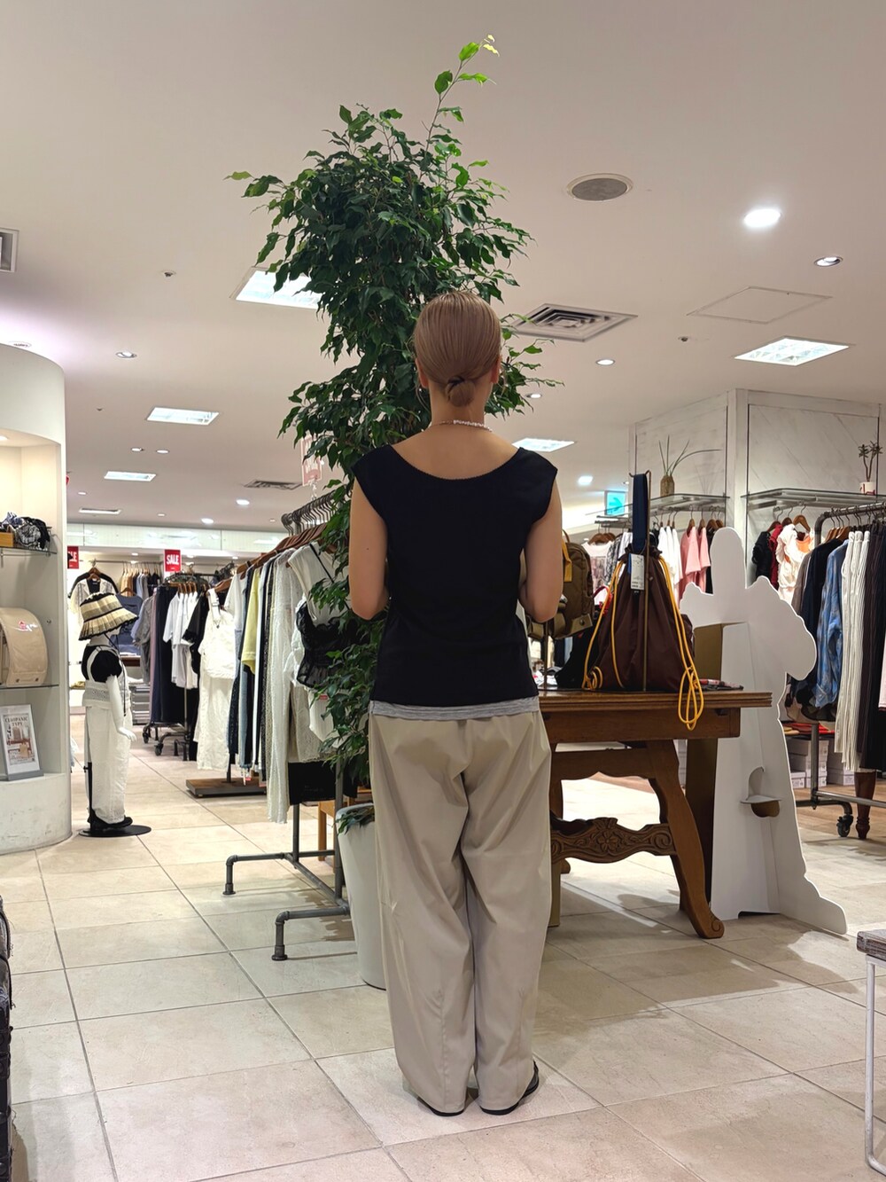 ブラック系のタンクトップ、グリーン系のその他パンツ、ブラック系のローファーを着用したレディースの夏コーディネートの3枚目の写真