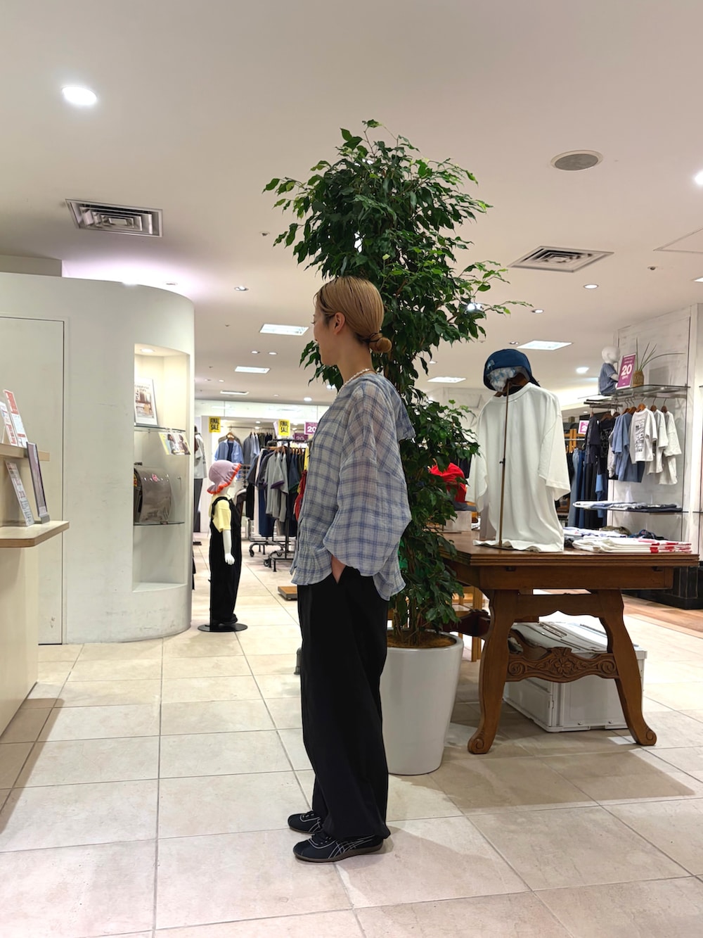 ブルー系のシャツ/ブラウス、ブラック系のその他パンツを着用したレディースの夏コーディネートの3枚目の写真