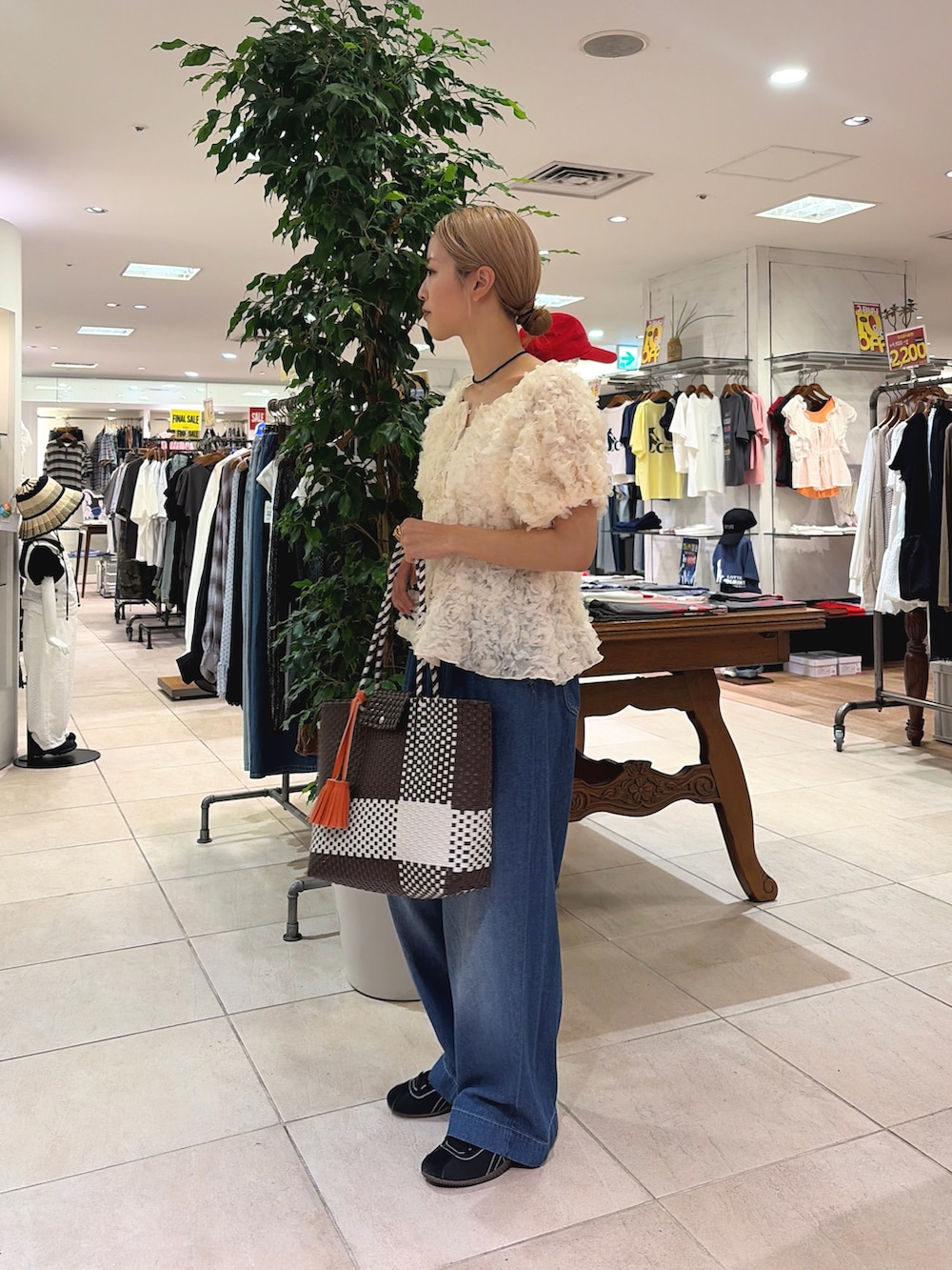 ホワイト系のシャツ/ブラウス、ブルー系のデニムパンツ、ブラウン系のトートバッグを着用したレディースの夏コーディネートの2枚目の写真