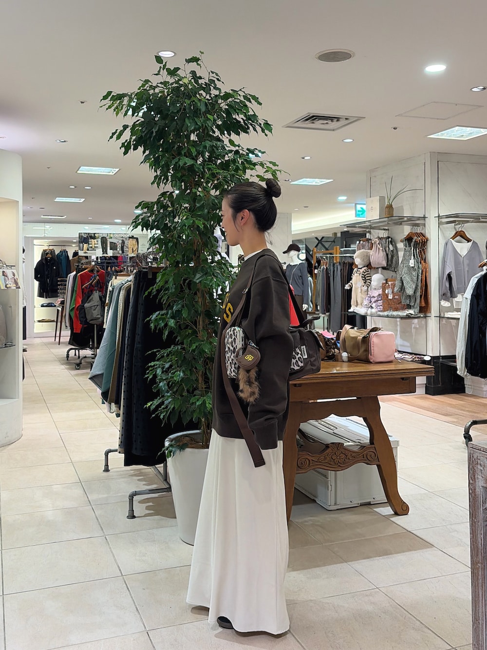ホワイト系のTシャツ/カットソー、ブラウン系のトートバッグ、ブラウン系のスウェットを着用したレディースの秋コーディネートの2枚目の写真