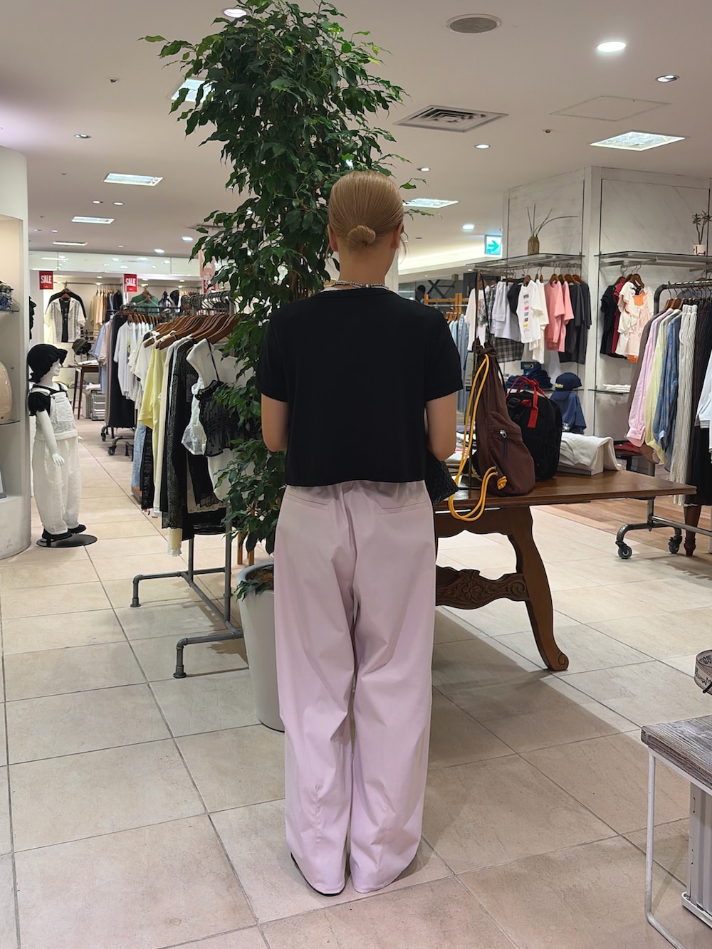 ブラック系のTシャツ/カットソー、ブラック系のショルダーバッグ、ピンク系のその他パンツを着用したレディースの夏コーディネートの3枚目の写真