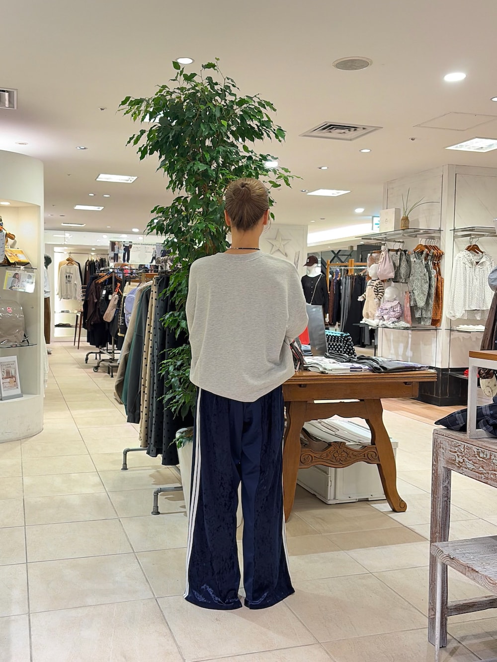 グレー系のスウェット、ブルー系のその他パンツ、ブラック系のパンプスを着用したレディースの秋コーディネートの3枚目の写真