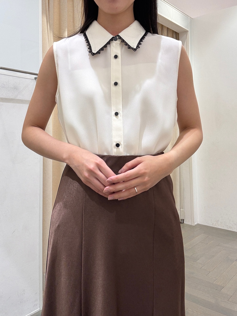ホワイト系のシャツ/ブラウス、ブラウン系のスカート、ブラック系のサンダルを着用したレディースの夏コーディネートの5枚目の写真