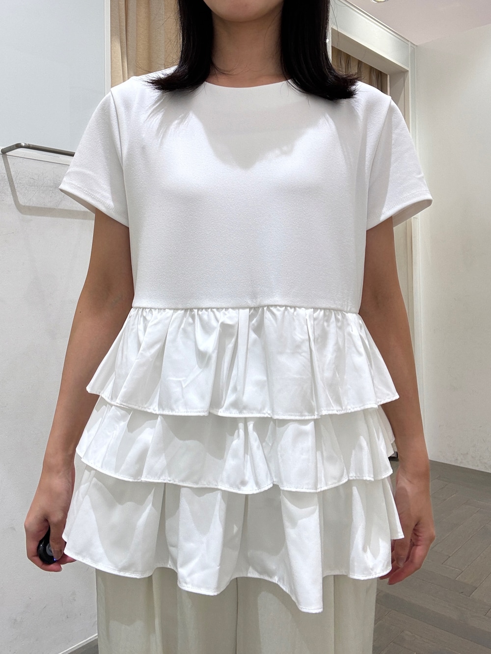 ホワイト系のTシャツ/カットソー、ホワイト系のその他パンツ、ブラック系のかごバッグを着用したレディースの夏コーディネートの5枚目の写真