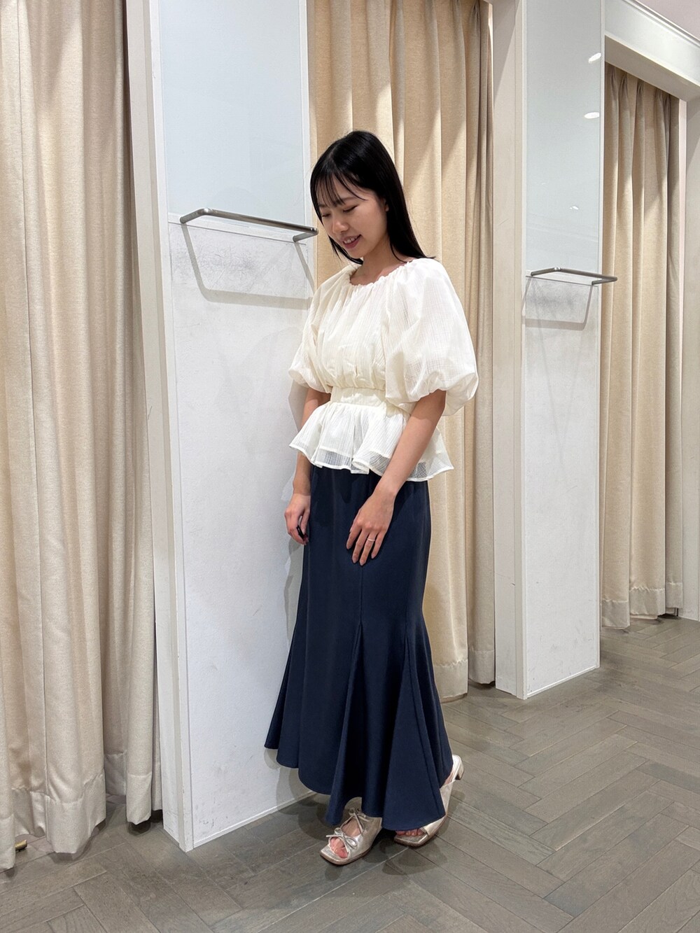 ホワイト系のシャツ/ブラウス、ブルー系のスカートを着用したレディースの夏コーディネートの3枚目の写真