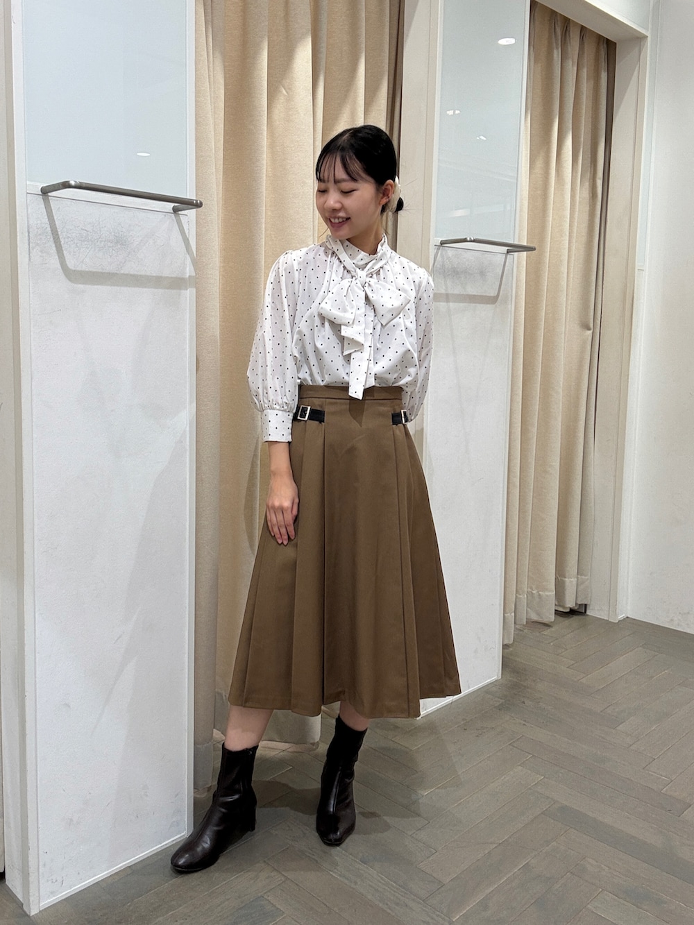 ホワイト系のシャツ/ブラウスを着用したレディースの秋コーディネートの2枚目の写真