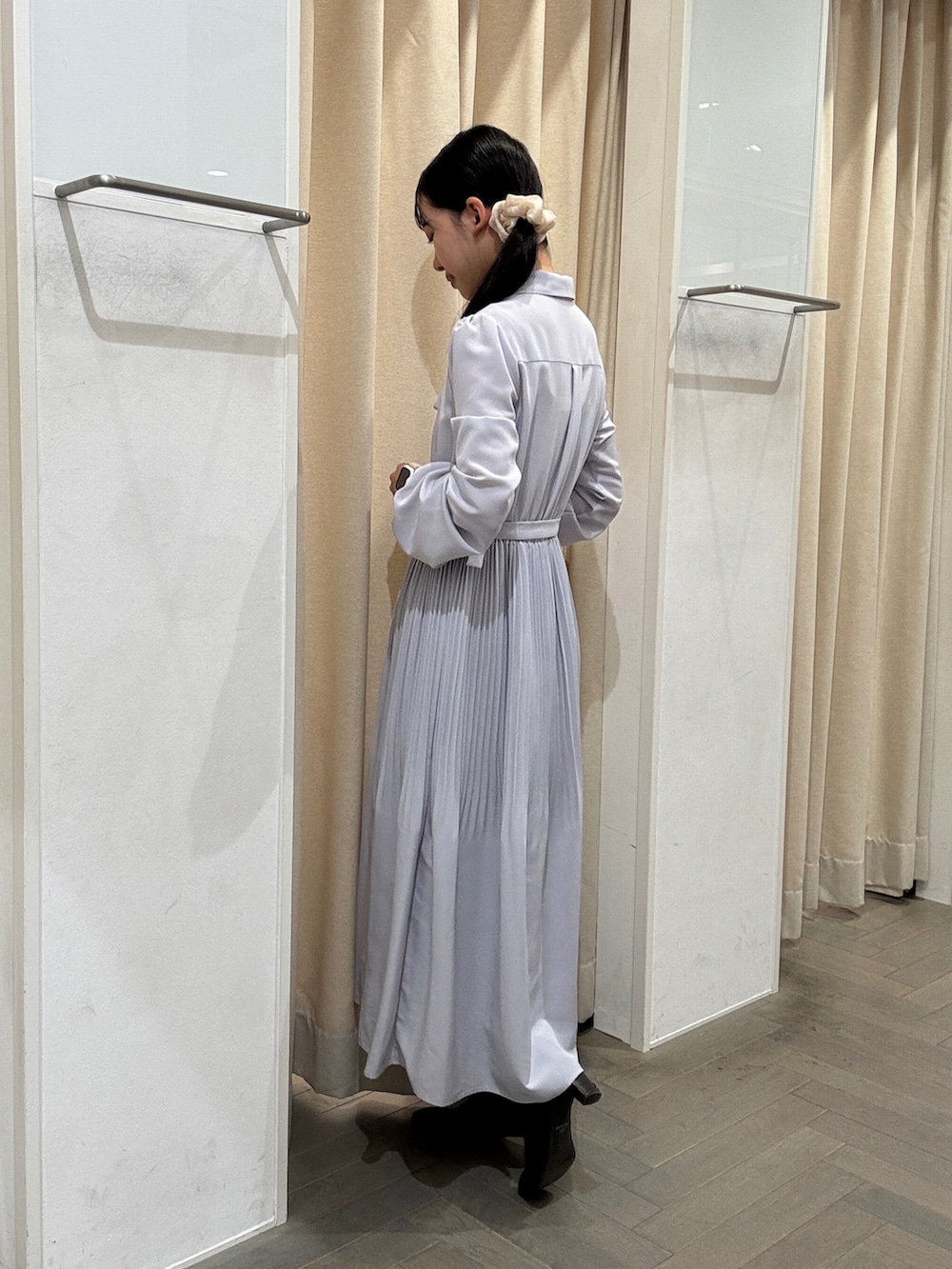 グレー系のワンピースを着用したレディースの秋コーディネートの4枚目の写真