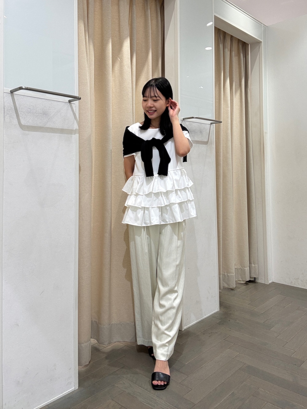 ホワイト系のTシャツ/カットソー、ホワイト系のその他パンツ、ブラック系のかごバッグを着用したレディースの夏コーディネートの2枚目の写真