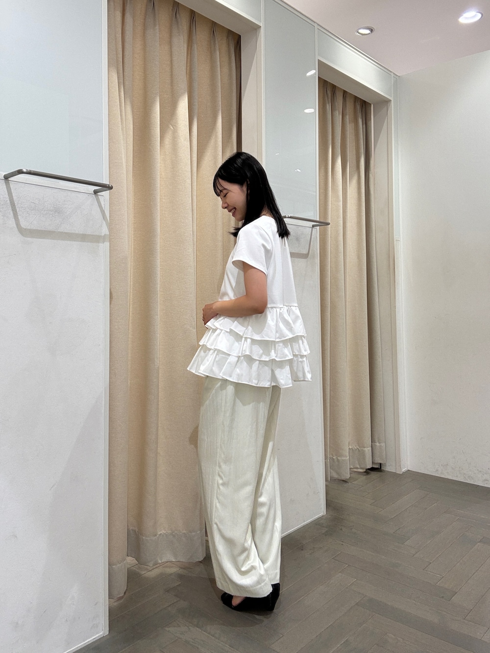 ホワイト系のTシャツ/カットソー、ホワイト系のその他パンツ、ブラック系のかごバッグを着用したレディースの夏コーディネートの4枚目の写真