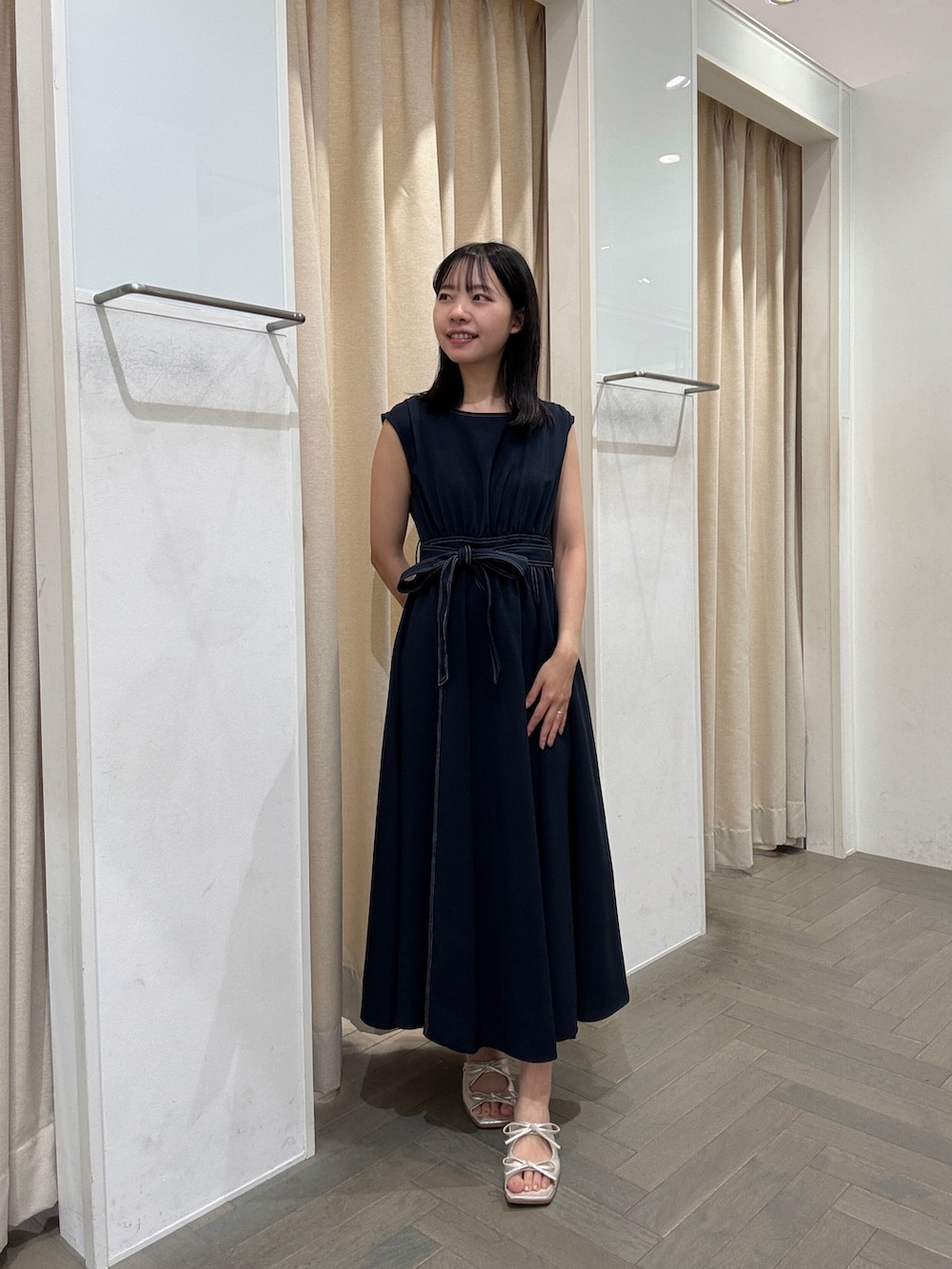 ブルー系のワンピースを着用したレディースの夏コーディネートの2枚目の写真