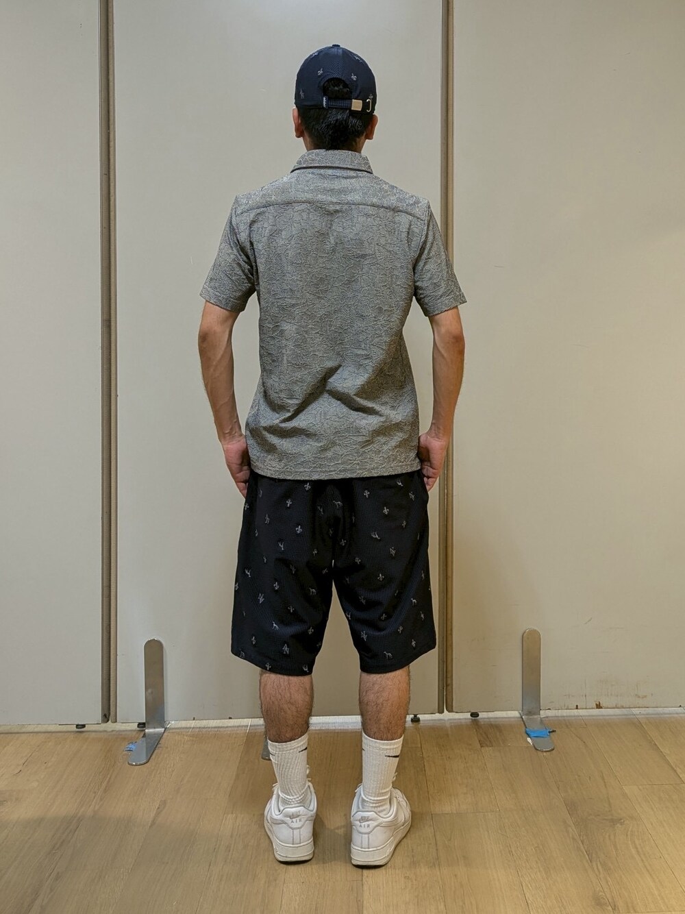 ブラック系のポロシャツ、ブルー系のその他パンツ、ブルー系のキャップを着用したメンズの夏コーディネートの3枚目の写真