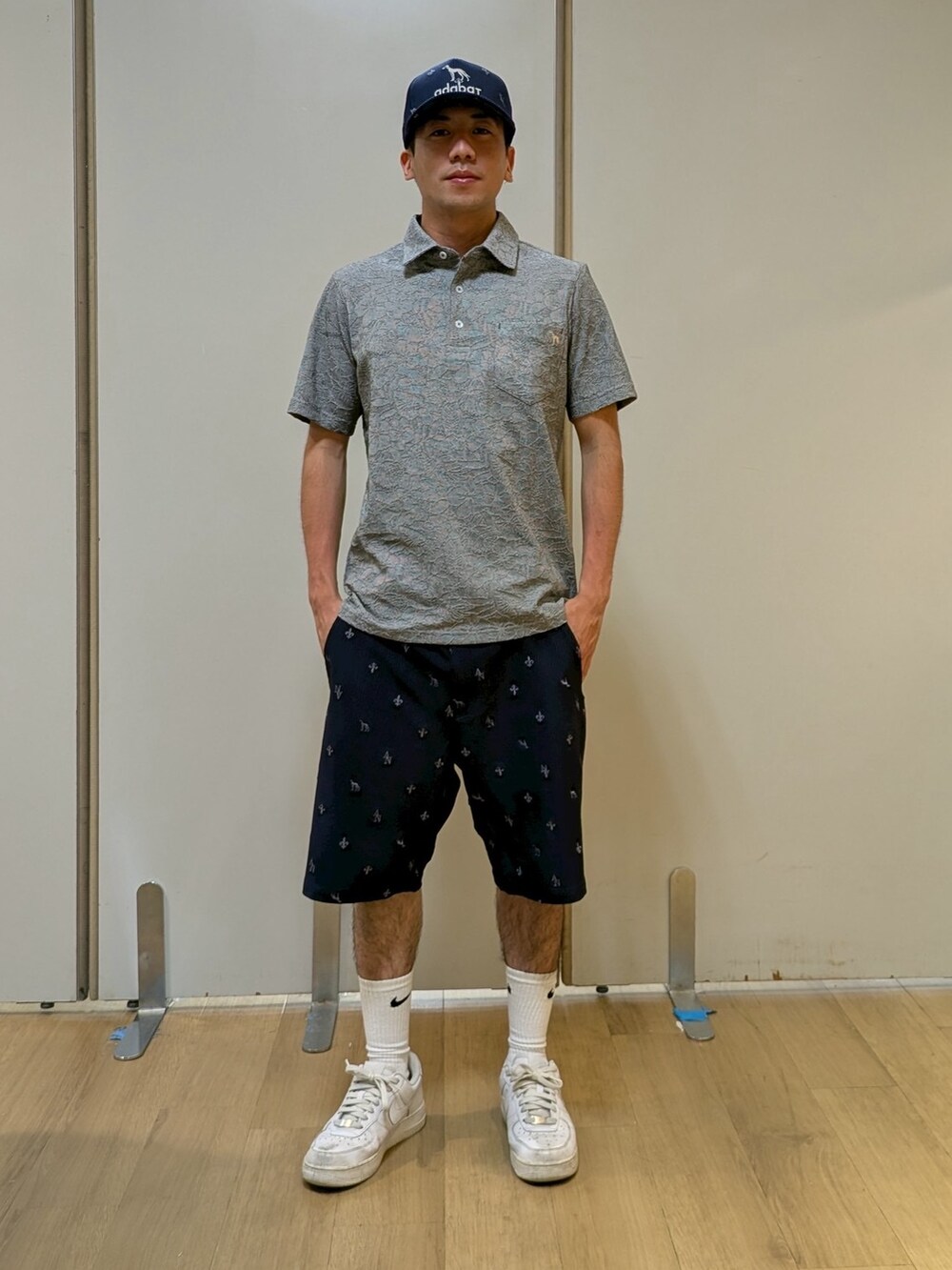 ブラック系のポロシャツ、ブルー系のその他パンツ、ブルー系のキャップを着用したメンズの夏コーディネートの5枚目の写真