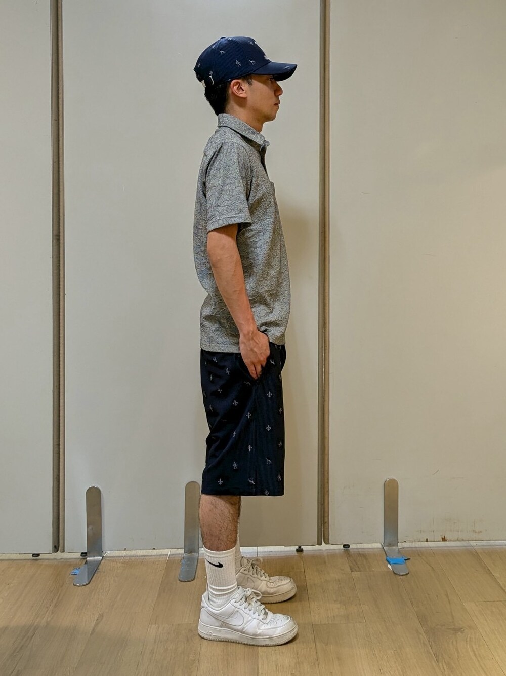 ブラック系のポロシャツ、ブルー系のその他パンツ、ブルー系のキャップを着用したメンズの夏コーディネートの4枚目の写真