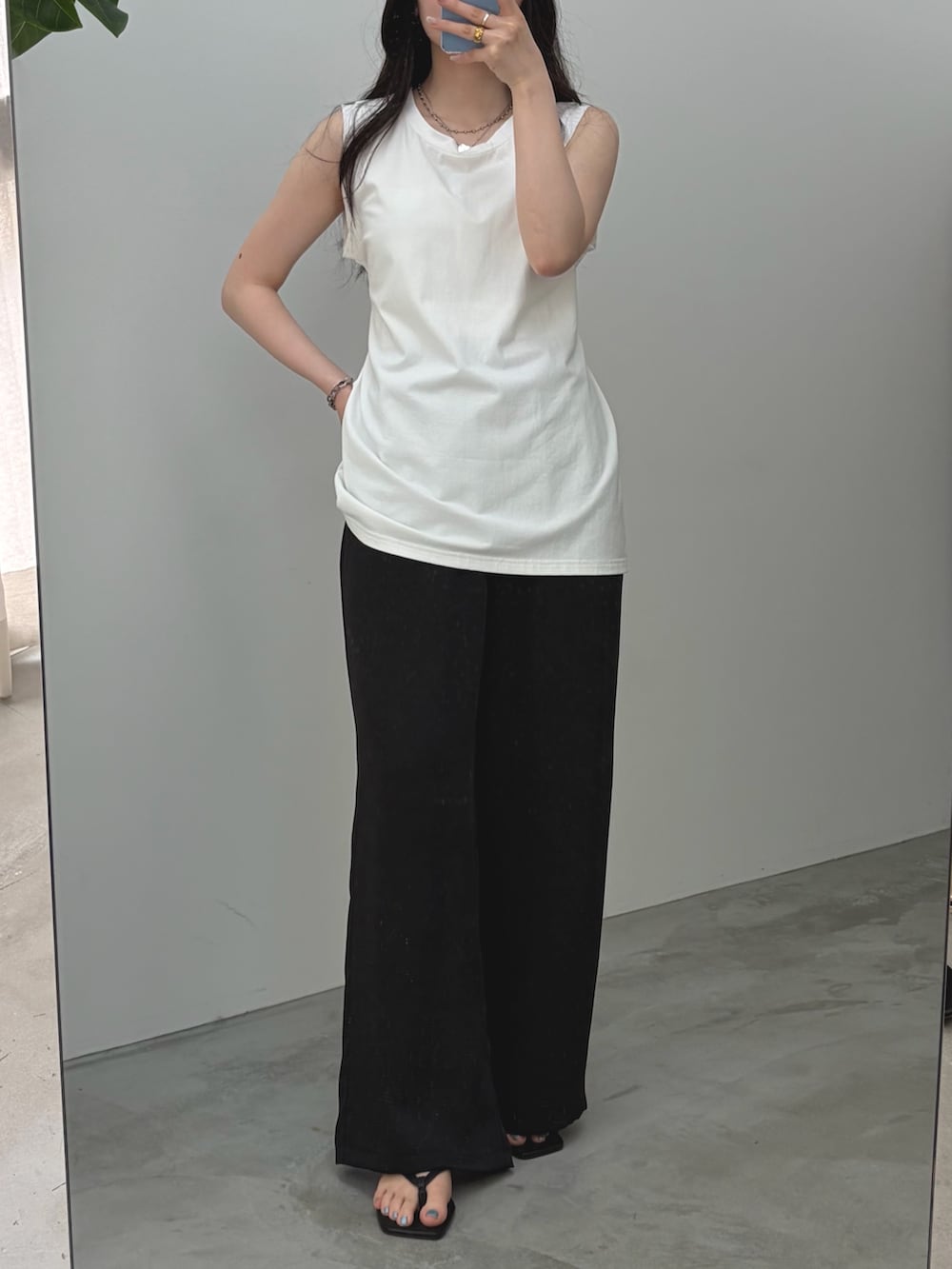 ブラック系のその他パンツ、ホワイト系のTシャツ/カットソーを着用したレディースの夏コーディネートの2枚目の写真