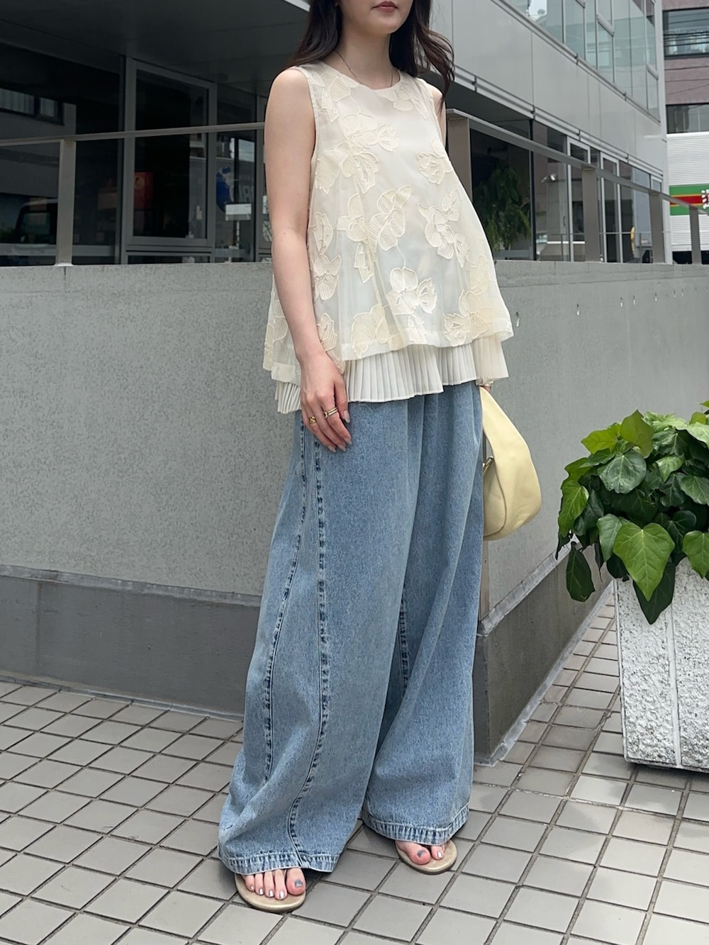 ホワイト系のシャツ/ブラウス、ブルー系のデニムパンツを着用したレディースの夏コーディネートの2枚目の写真