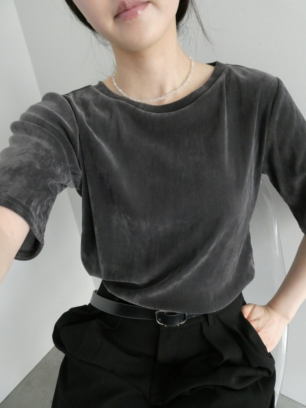 グレー系のTシャツ/カットソー、ブラック系のスラックス、その他のネックレスを着用したレディースの夏コーディネートの2枚目の写真