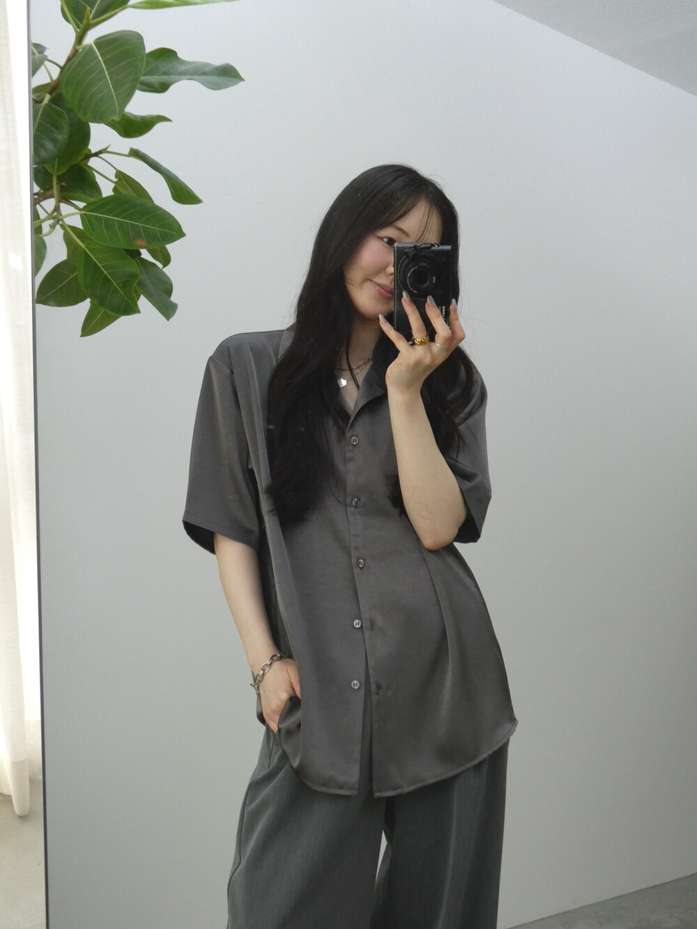 グレー系のシャツ/ブラウス、グレー系のスラックスを着用したレディースの夏コーディネートの2枚目の写真