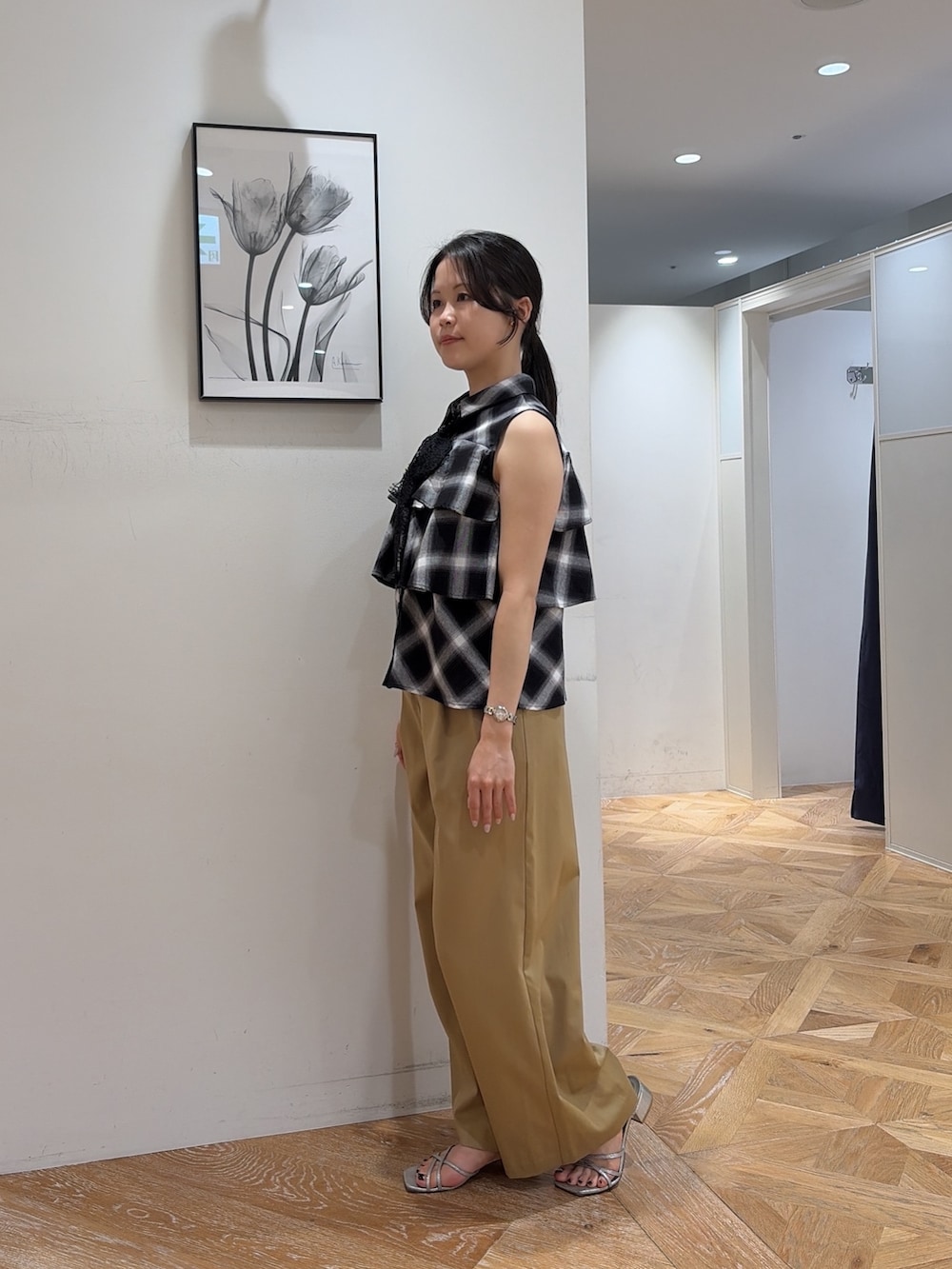 ブラック系のシャツ/ブラウス、ベージュ系のその他パンツを着用したレディースの夏コーディネートの5枚目の写真