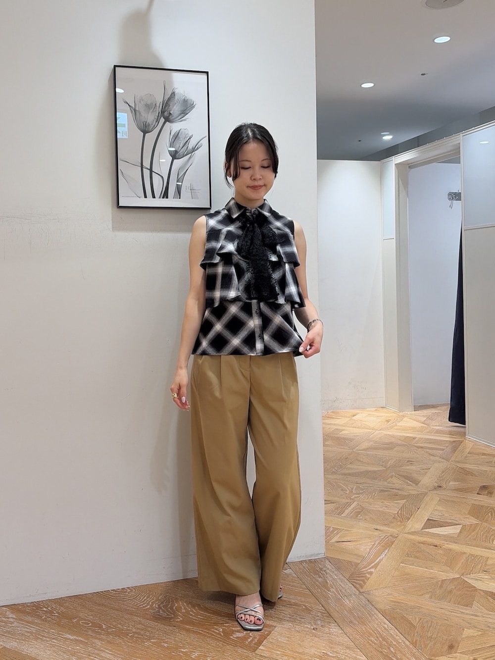 ブラック系のシャツ/ブラウス、ベージュ系のその他パンツを着用したレディースの夏コーディネートの3枚目の写真