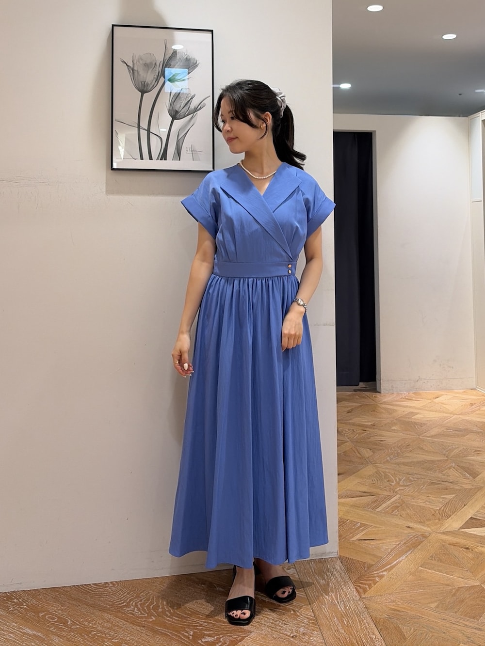 ブルー系のワンピース、ブラック系のサンダルを着用したレディースの夏コーディネートの4枚目の写真