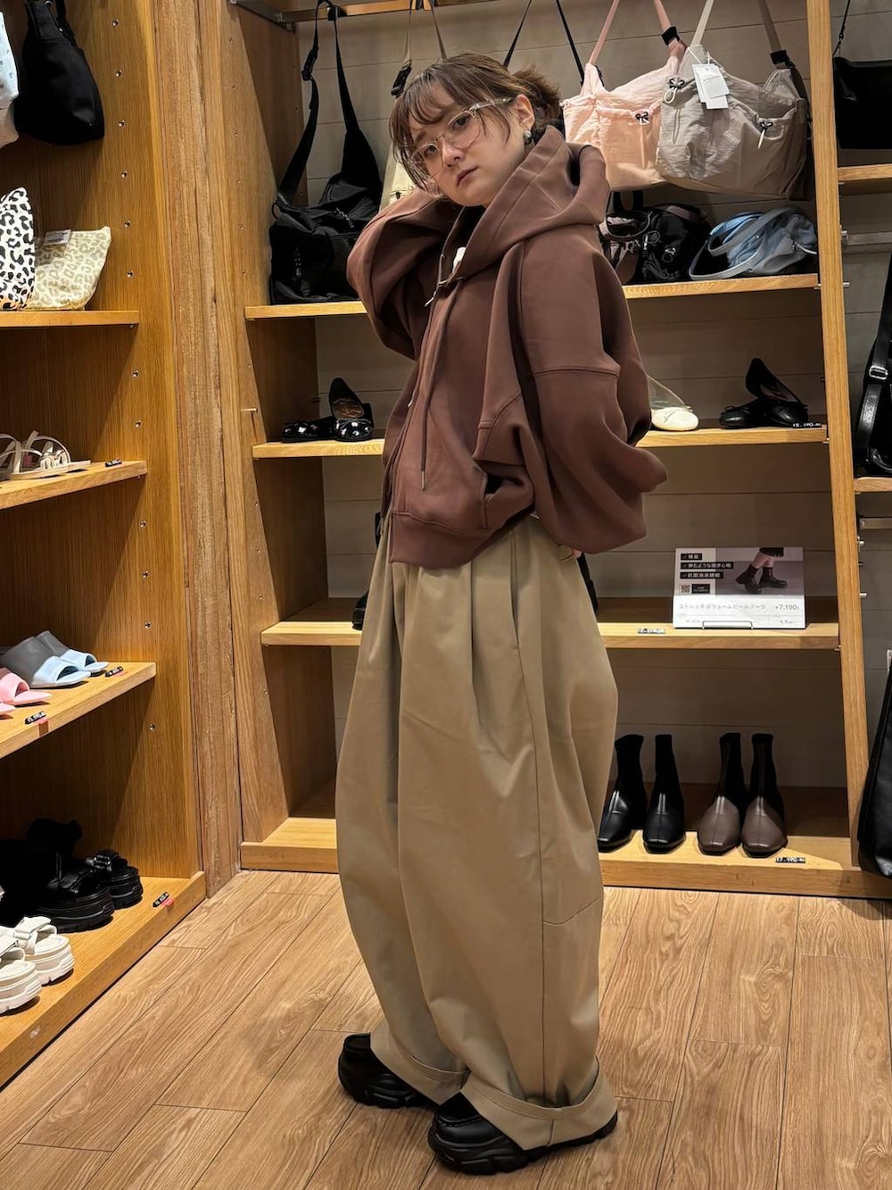 ブラック系のスニーカー、ベージュ系のその他パンツ、ホワイト系のTシャツ/カットソーを着用したレディースの秋コーディネートの2枚目の写真