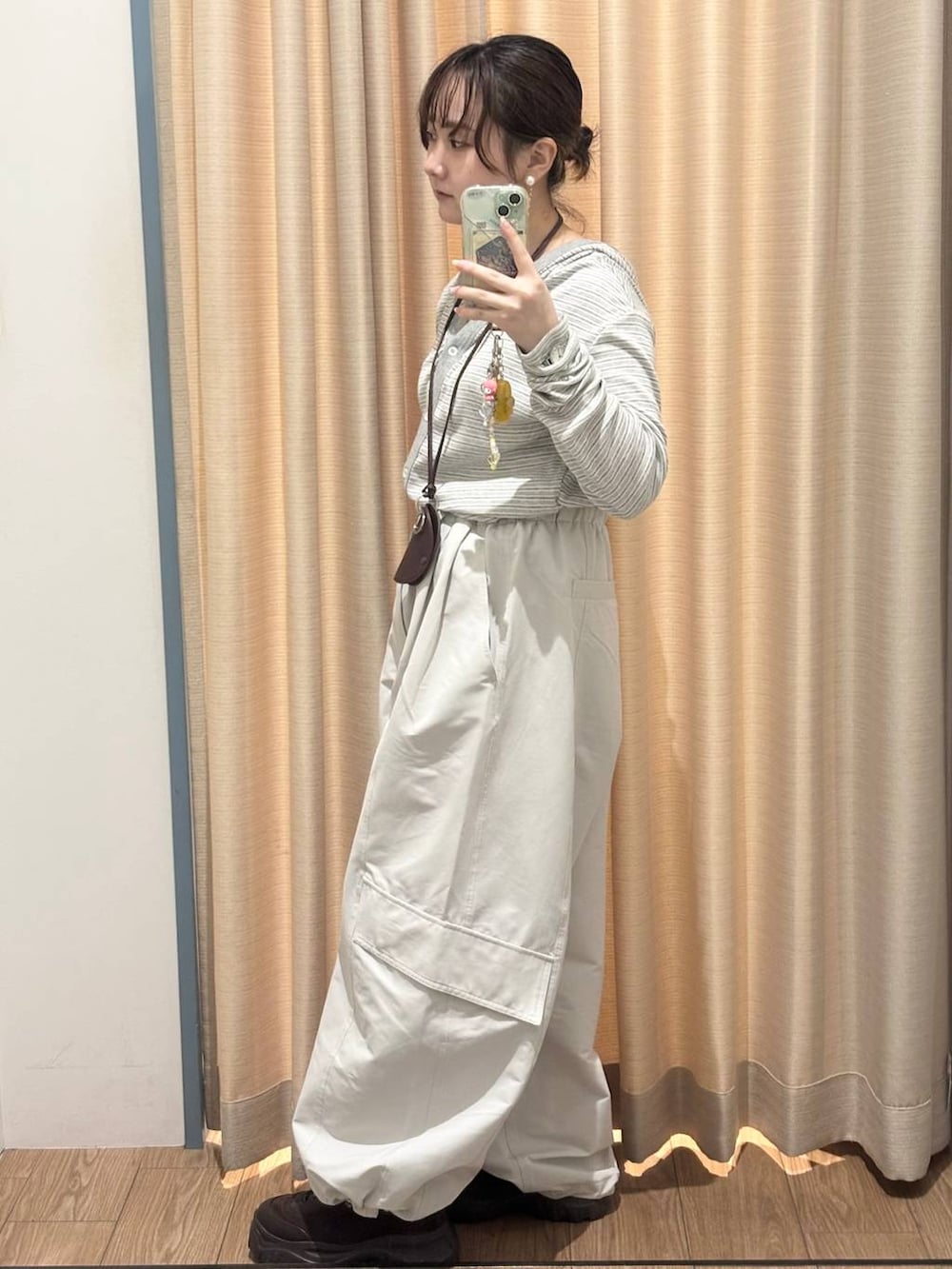ブラウン系のスニーカー、グレー系のその他パンツ、グレー系のカーディガン/ボレロを着用したレディースの秋コーディネートの2枚目の写真